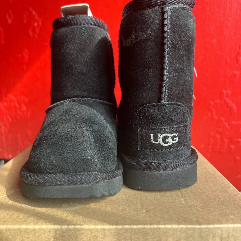 Uggs Toddler Size 6 Black Water Resistant